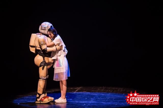 跨界出演音乐剧《我AI你》 李莎旻子挑大梁全程飙泪