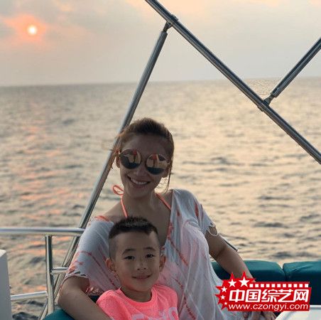 陈小春晒“老公视角”