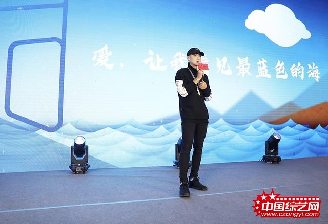 龙韬娱乐感恩答谢宴 黄子韬遛狗乖巧变“奶爸”
