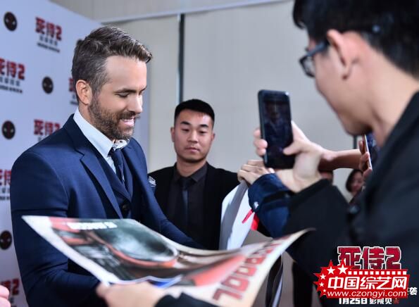 梗王“小贱贱”彰显漫威超英死侍本色 首映好评不断