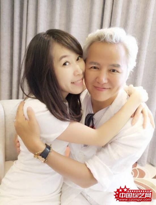 林瑞阳与陌生女子的亲密合照。