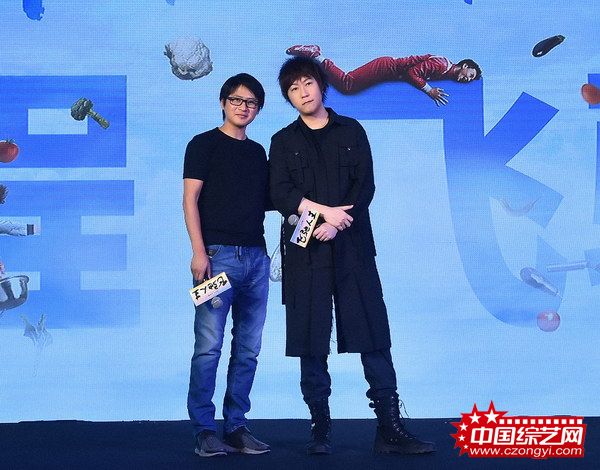 《飞驰人生》发布会变大型KTV现场 韩寒拉着沈腾主演们大合唱
