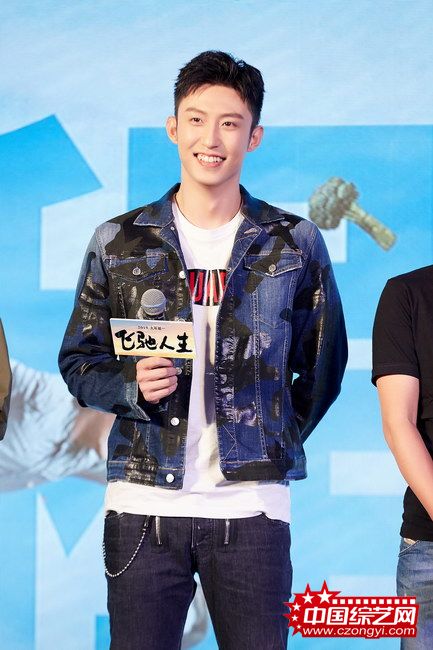 《飞驰人生》发布会变大型KTV现场 韩寒拉着沈腾主演们大合唱