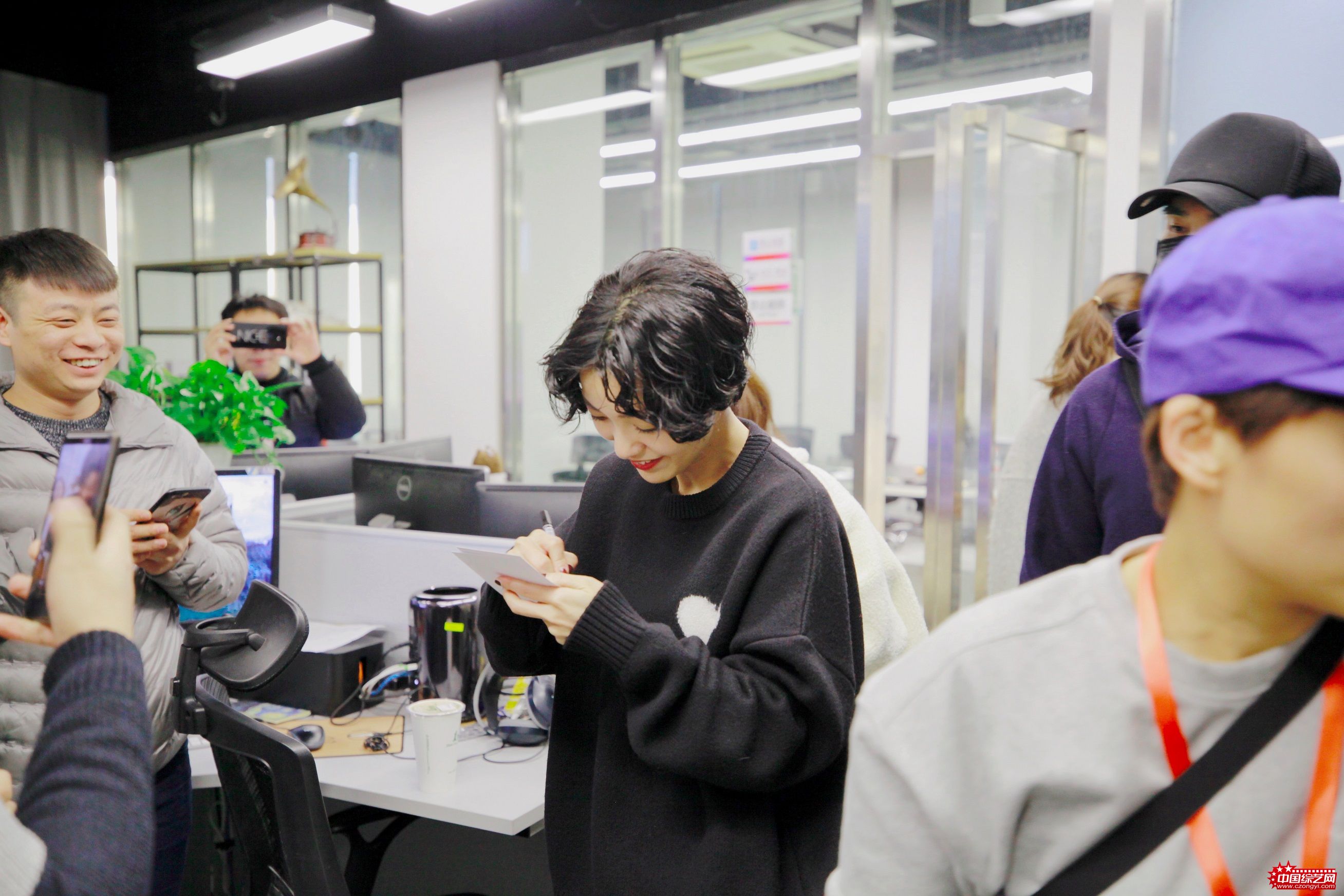 郭采洁鲍橒变身“外卖员” 为《最强大脑》后期送奶茶