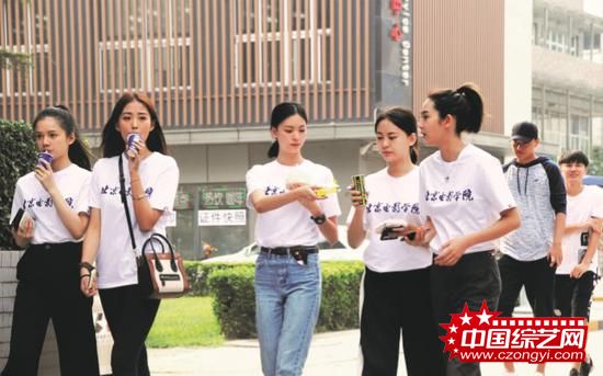 2017年9月，北京电影学院的新生。图/视觉中国