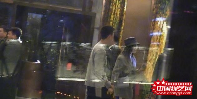 秦岚恋情曝光？ 与男方拉手同回酒店疑似姐弟恋 