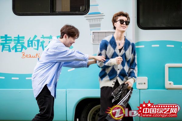 范丞丞尤长靖房车前玩耍