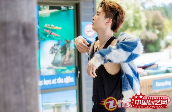 范丞丞摘墨镜大佬风范