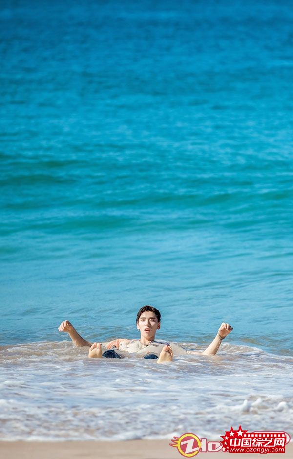 王子异海边玩疯了