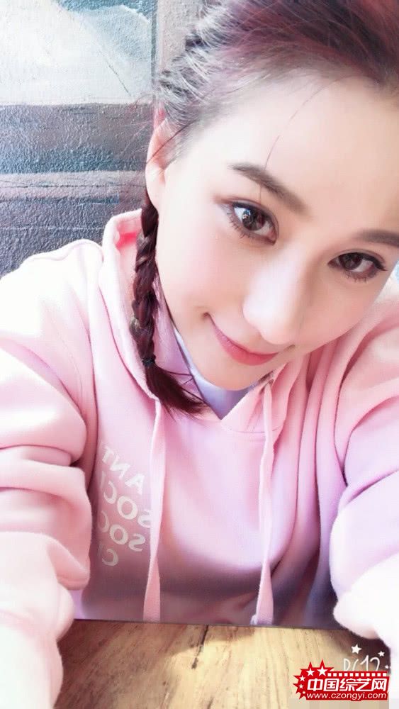 恋上富家女?与窦骁激吻美女被曝是赌王千金何超莲