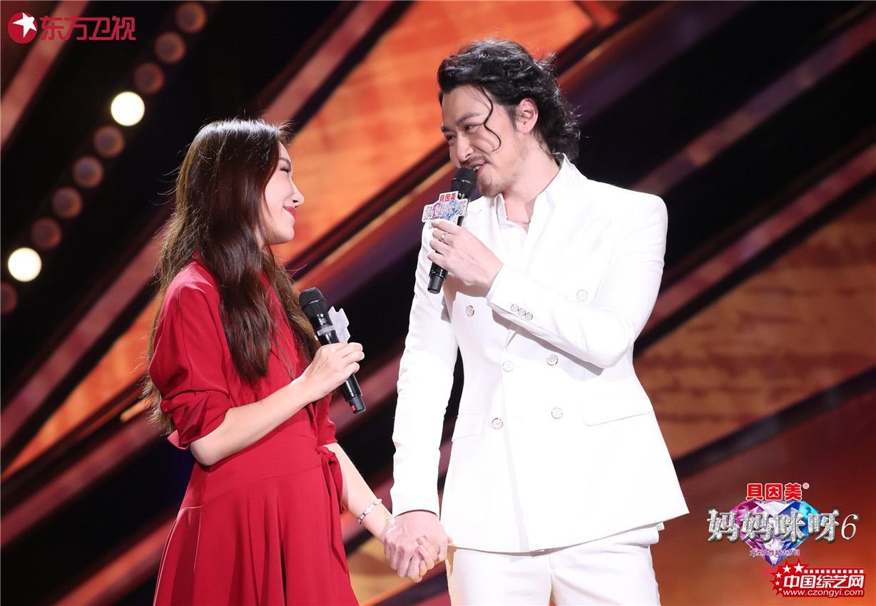 郭帅、张洁夫妇甜蜜对视.jpg
