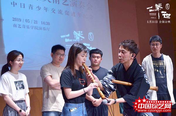 佐藤康夫教观众吹尺八