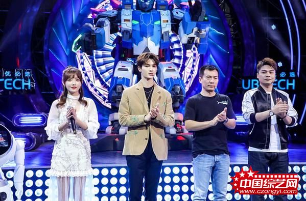 四位明星战队经理人亮相发布会，兔子牙（左一）、朱正廷（左二）、黄健翔（右二）、沈涛（右一）.jpg