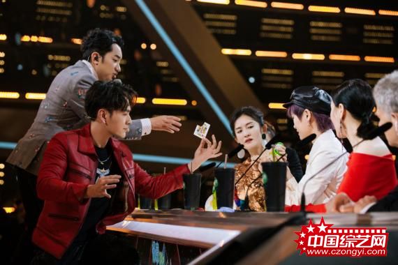 《巅峰之夜》邓男子秒变“提款机” 奇幻魔术震惊李宇春