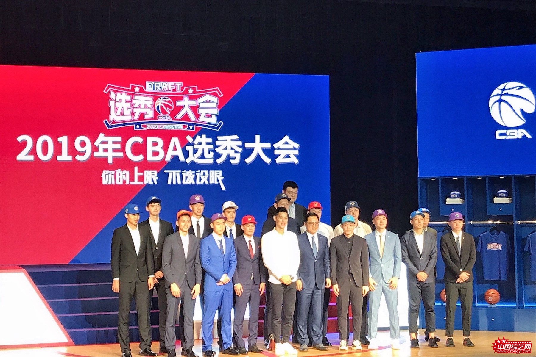林书豪和CBA新秀合影