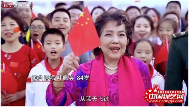 万人“打卡”天安门广场 齐声表白我爱你中国