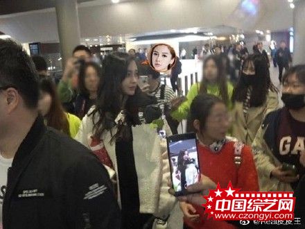 Baby女粉丝机场与一陌生男子发生争执 被掐住脖子