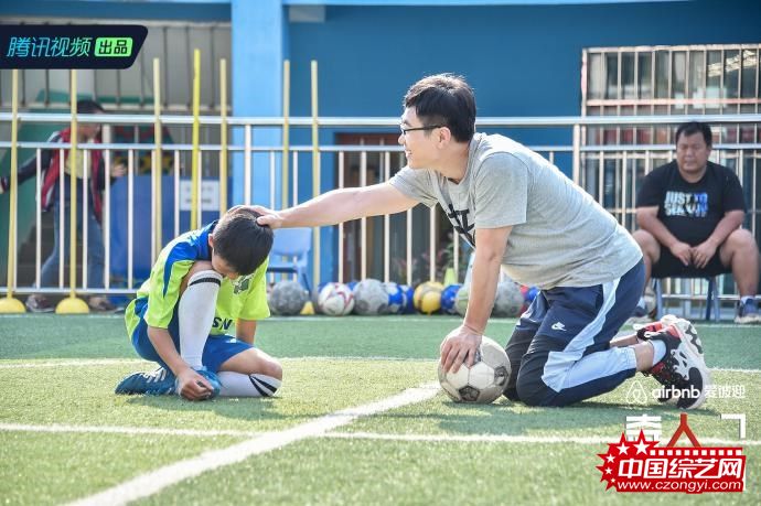 大鹏鼓励小男孩