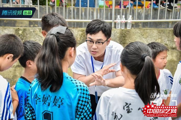 大鹏指导孩子们训练