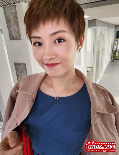 郑罗茜《他其实没有那么爱你》杀青 与杨祐宁同框引热议