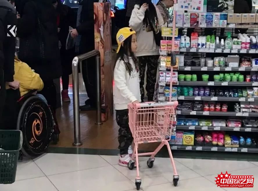 还是好妈妈！李小璐带甜馨逛超市 母女俩穿亲子装