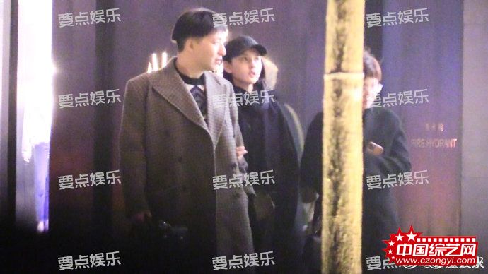 恋情曝光？宋祖儿与一成熟男子亲密挽手相伴回家