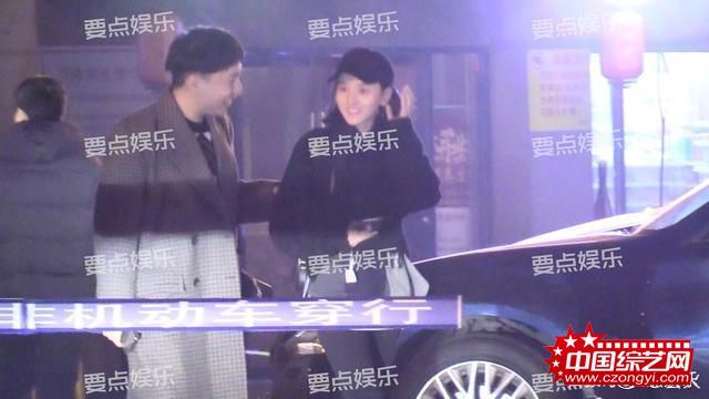恋情曝光？宋祖儿与一成熟男子亲密挽手相伴回家