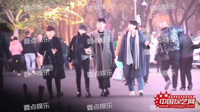 恋情曝光？宋祖儿与一成熟男子亲密挽手相伴回家