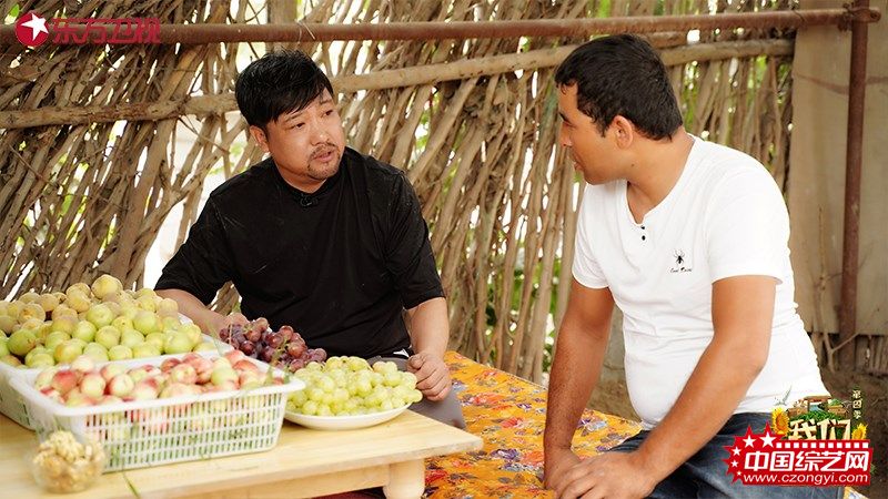 新村民贾冰走访莎车县果农家中