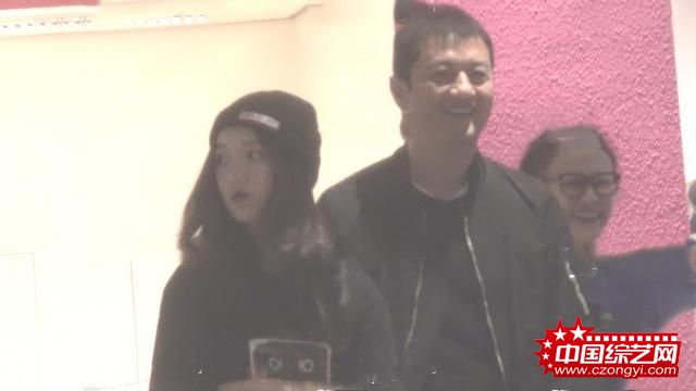 李嫣圣诞节陪李亚鹏逛街 坐大腿撒娇
