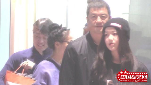 李嫣圣诞节陪李亚鹏逛街 坐大腿撒娇