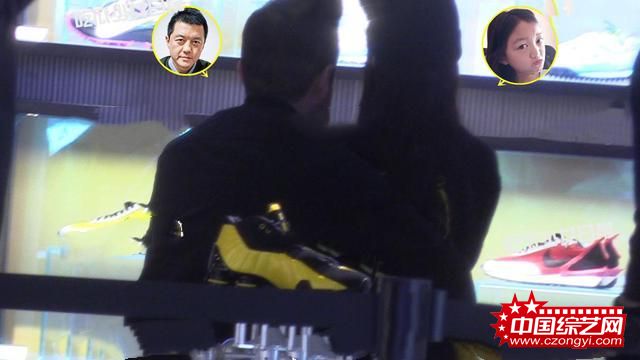 李嫣圣诞节陪李亚鹏逛街 坐大腿撒娇