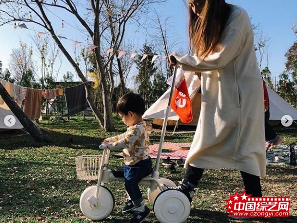 林宥嘉老婆怀二胎后首晒全家福 挺大肚陪儿子玩耍