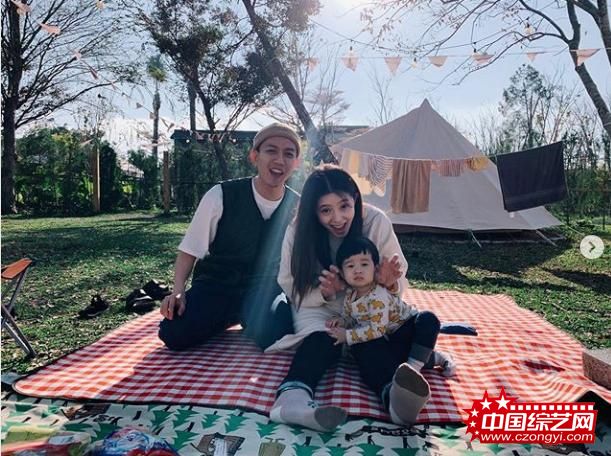 林宥嘉老婆怀二胎后首晒全家福 挺大肚陪儿子玩耍