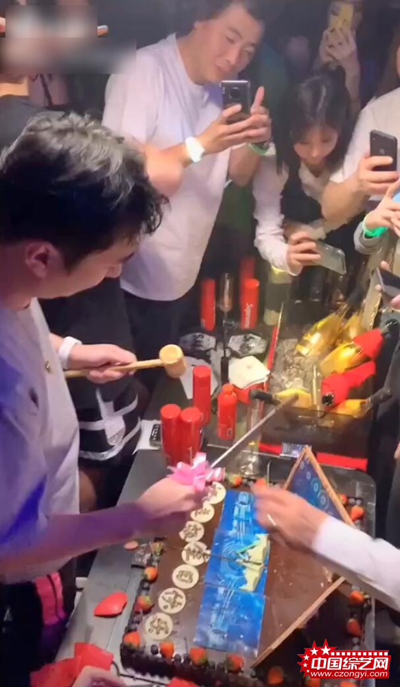 王思聪庆祝32岁生日场面豪华 美女环绕不忘玩手机