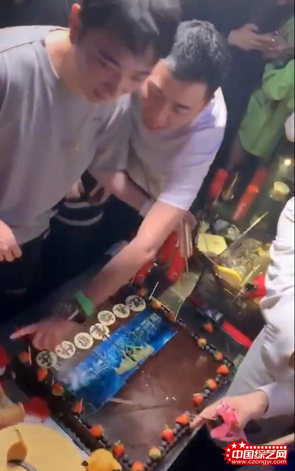 王思聪庆祝32岁生日场面豪华 美女环绕不忘玩手机