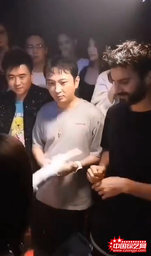 王思聪庆祝32岁生日场面豪华 美女环绕不忘玩手机