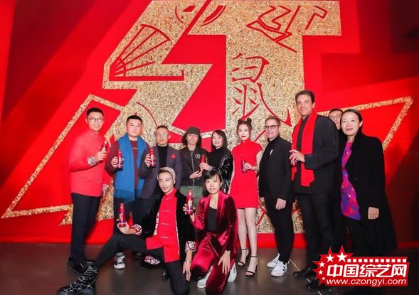 苏青红色旗袍尽显东方韵味 米奇老鼠头吸睛