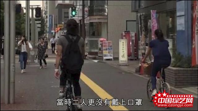 郑伊健夫妇被曝欲移居日本 胸前挂净化包返港
