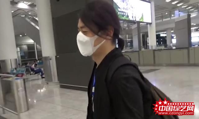 郑伊健夫妇被曝欲移居日本 胸前挂净化包返港