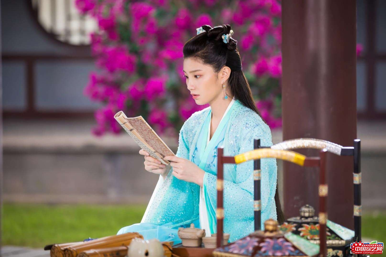 《明月曾照江东寒》蓝曼予角色照来袭 硬糖女孩演绎仙气女医