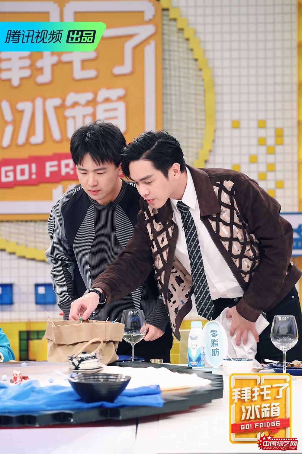 郭麒麟与张若昀共同品尝美食