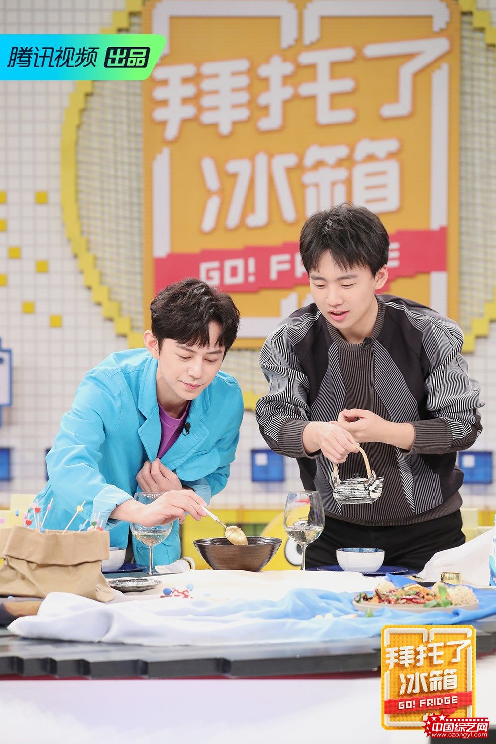 郭麒麟品尝厨师们做的美食