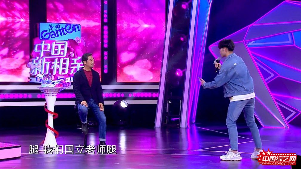 二号男嘉宾现场为国立老师拍照片