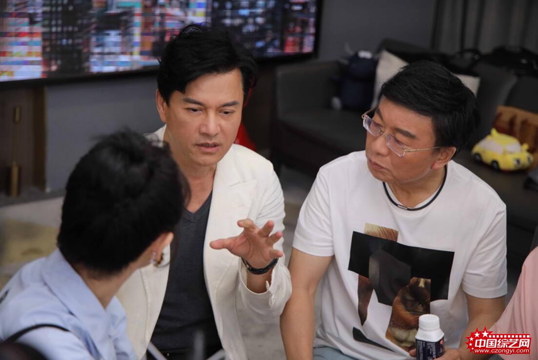 薇娅直播间迎三位重磅实习生 吕良伟劲歌热舞实力诠释冻龄男神