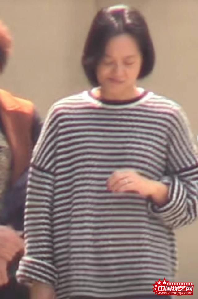 朱丹官宣二胎后露面 挺孕肚抱大女儿妈妈力十足