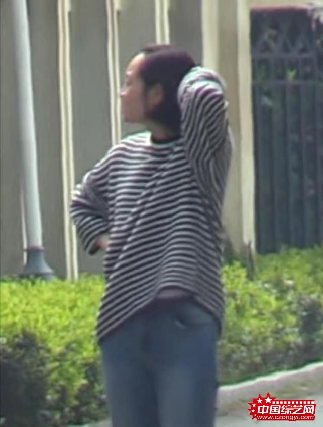 朱丹官宣二胎后露面 挺孕肚抱大女儿妈妈力十足