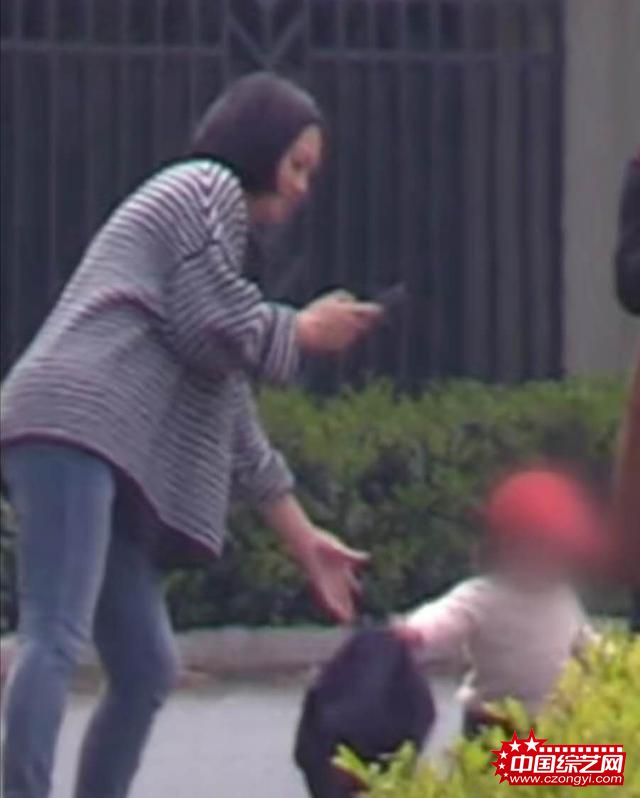 朱丹官宣二胎后露面 挺孕肚抱大女儿妈妈力十足