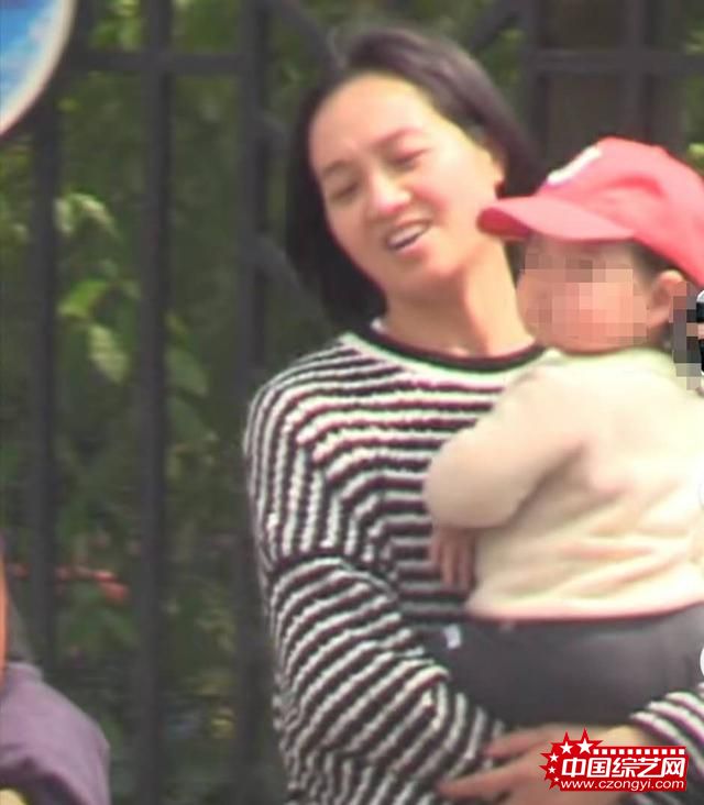 朱丹官宣二胎后露面 挺孕肚抱大女儿妈妈力十足