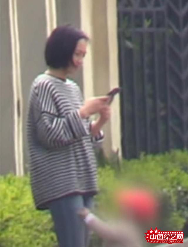 朱丹官宣二胎后露面 挺孕肚抱大女儿妈妈力十足